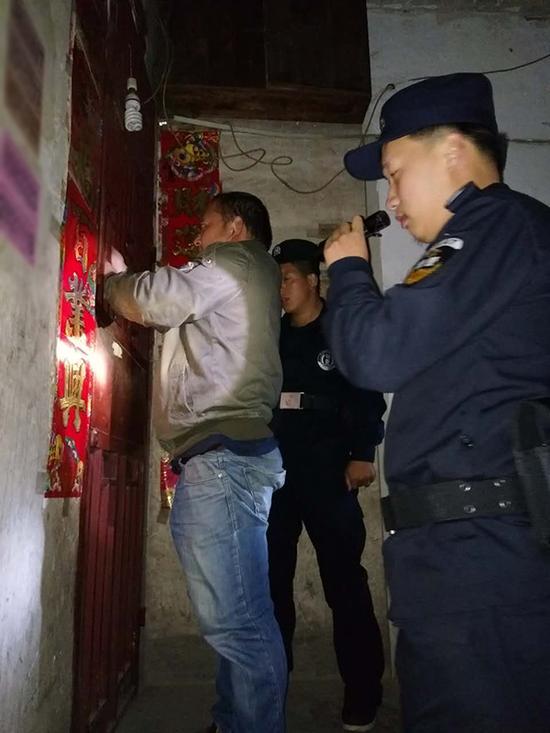 宿州粗心妈妈误将幼女锁家中 民警全城寻开锁师傅开门